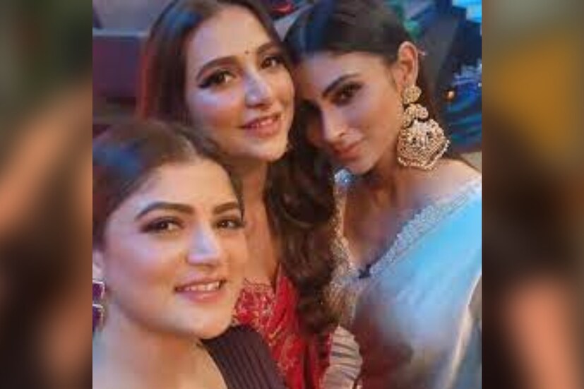 কিন্তু শুভশ্রীর দিদি অভিনেত্রী দেবশ্রী গঙ্গোপাধ্যায়ের থেকে যেন বেশি উত্তেজিত মৌনী। ‘ডান্স বাংলা ডান্স’-এর শ্রাবন্তী চট্টোপাধ্যায়, শুভশ্রী এবং মৌনী বিচারকের আসনে।