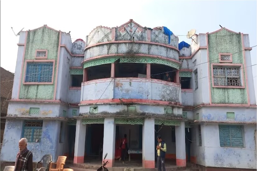 মুকেশ কুমার গোপালগঞ্জের কাকদকুন্ড গ্রামের বাসিন্দা। ক্রিকেটার মুকেশ কুমারের ঘনিষ্ঠ বন্ধু ও জেলা দলের প্রাক্তন অধিনায়ক অমিত কুমার জানান, মুকেশ কুমারের নির্বাচনের খবর পাওয়া মাত্রই ক্রিকেটপ্রেমীদের মধ্যে উচ্ছ্বাস-উদ্দীপনা দেখা গিয়েছে।