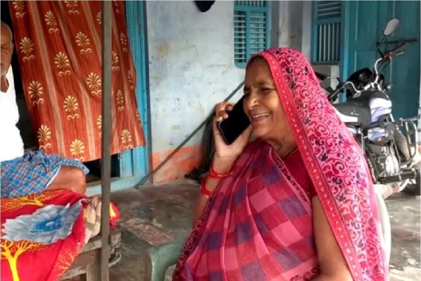  ওয়েস্ট ইন্ডিজ সফরে ভারতীয় দলে ডান হাতি পেসার মুকেশ কুমার সুযোগ পাওয়ার পর মুকেশের মা মালতী দেবী, কাকা ও গোটা পরিবারের চোখে খুশির কান্না দেখা যায়। ভারতীয় দলে নির্বাচিত হওয়ার পর মা মালতী দেবী তার ছেলের সঙ্গে কথাও বলেছেন।