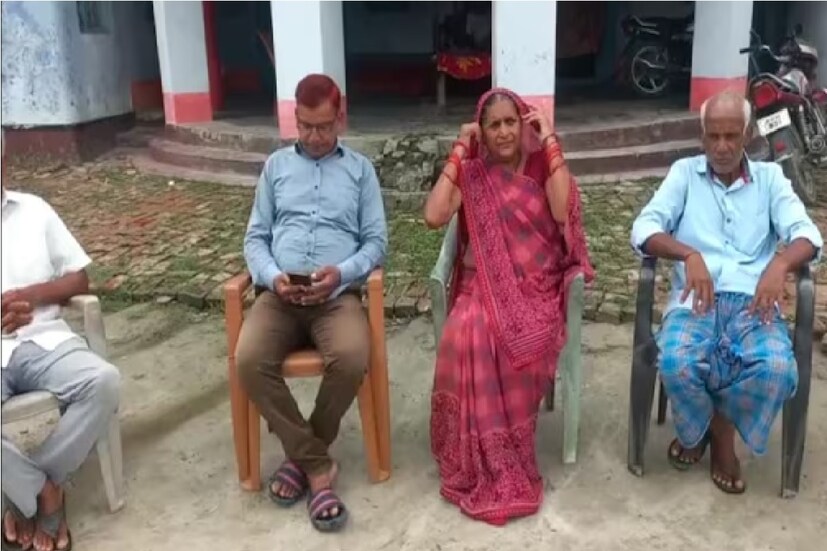 ভারতীয় দলের সুযোগের জন্য মুকেশকে কতটা লড়াই করতে হয়েছে তা জানিয়েছেন কাকা কৃষ্ণা সিং। তিনি বলেন, 'বাড়ির দায়িত্ব শুধু আমার ওপর, বাকিরা রোজগারের জন্য বাইরে গেছে। প্রথম দিকে ক্রিকেট খেলা নিয়ে আমি মুকেশের বিপক্ষে ছিলাম। ়মনে হয়েছিল খেলাধুলার করে কিছু হওয়ার নয়। মানুষের অভিযোগ ও অপবাদের ভয় ছিল। কিন্তু লোকেরা যখন মুকেশকে তার ভাল খেলার জন্য অভিনন্দন জানাতে শুরু করে, তখন বুঝতে পেরিছিলাম যে যে মুকেশ ভাল কিছু করছে।