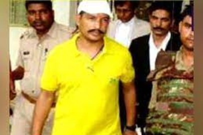 বিজেপি নেতা খুনে অভিযুক্ত, যোগীরাজ্যে আদালতের বাইরেই গ্যাংস্টারকে গুলি করে হত্যা!