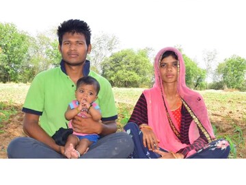 বাল্য বিবাহের পরেই বন্ধ হতে বসেছিল পড়াশোনা! ডাক্তারি পড়ার স্বপ্ন নিয়ে বাড়ি থেকে পালিয়েছিলেন তরুণ! তার পর…