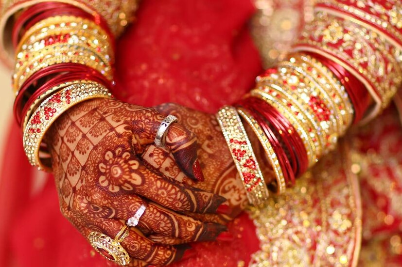 বিবাহিত জীবন কীভাবে সুখের ও দীর্ঘ হতে পারে, সে বিষয়ে কিছু টিপস দিয়েছেন মনোবিদ জাগৃতি শর্মা৷ এক ওয়েবসাইটে তিনি লিখেছেন কিছু বেসিক টিপসের কথা৷ যা মানতে হবে স্বামী স্ত্রী দু’জনকেই৷ কঠিন নয় সেই টিপসগুলি৷ একবার মানতে শুরু করলে জীবন সহজ হতে বাধ্য৷