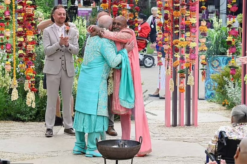 জাপানি চেরি, কার্ডুন এবং ওরিগানোর হাসিকে সাক্ষী রেখে বিয়ে করলেন মনোজ মাল্ডে এবং ক্লাইভ গিলমোর৷ প্রসঙ্গত পেশায় উদ্যান পরিকল্পক মনোজই এই বাগানের রূপকার৷ 
