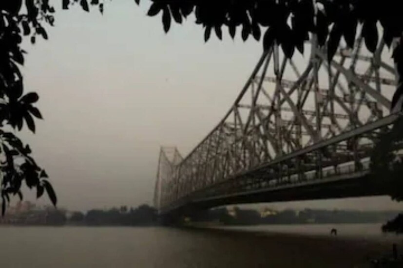 কলকাতা-সহ উপকূলের জেলাগুলিতে বজ্রবিদ্যুৎ-সহ বৃষ্টি হবে এবং আর্দ্রতাজনিত অস্বস্তিও থাকবে। আজ, মঙ্গলবার বজ্রবিদ্যুৎ-সহ বৃষ্টির সম্ভাবনা বেশি থাকবে মুর্শিদাবাদ নদিয়া বীরভূম এবং উত্তর ও দক্ষিণ ২৪ পরগনা জেলাতে।