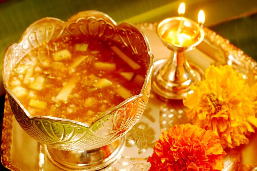 ফুলমালায় সাজানো বিষ্ণুমূর্তির সামনে ঘিয়ের প্রদীপ প্রজ্বলন করা হয়। পুষ্পার্ঘ্যের পাশাপাশি নিবেদন করা হয় ফল এবং মিষ্টান্ন। এর পর মন্ত্রোচ্চারণের পর্ব।