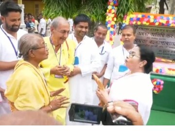 আদ্যাপীঠ মন্দিরে পুজো দেন মুখ্যমন্ত্রী