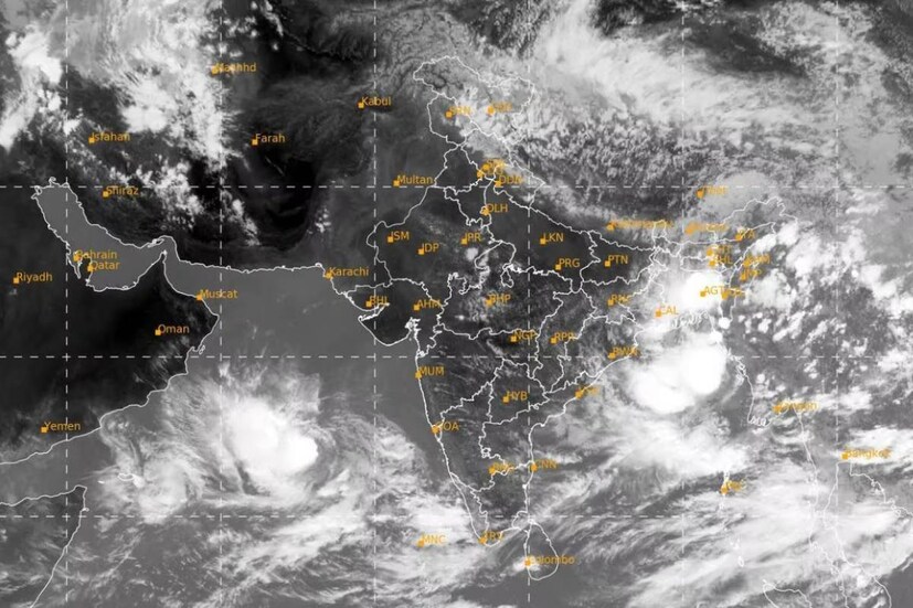 ‘বিপর্যয়’-এর কবল থেকে বাঁচতে গভীর সমুদ্রে থাকা মৎস্যজীবীদেরও ফিরে আসতে বলা হয়েছে প্রশাসনের তরফে৷