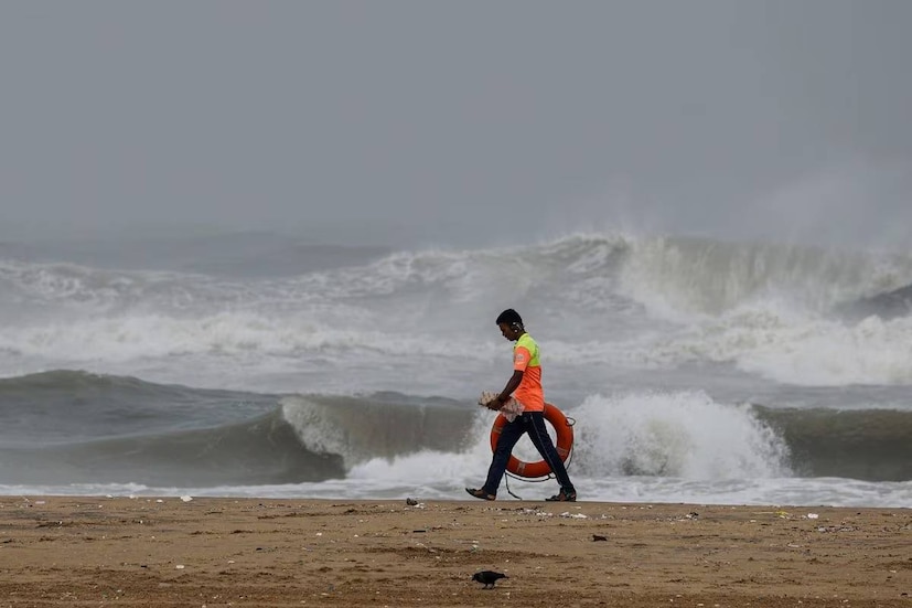 আবহাওয়া অফিসের ধারণা, আগামি ৫ দিন গুজরাতে ঝড়বৃষ্টি ও বজ্রপাত হবে৷ সঙ্গে বয়ে যাবে ঝোড়ো বাতাস৷ অপ্রীতিকর পরিস্থিতি এড়াতে গুজরাতের ভালসাদের জনপ্রিয় তিথাল সৈকতে সতর্কতা জারি করা হয়েছে৷ 