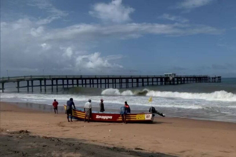 এখনও আরবসাগরের বুকে বিরাজ করা ঝড়টি এগিয়ে চলেছে ক্রমশ উত্তরমুখী হয়ে৷ আবহবিদদের ধারণা, ১৫ জুন নাগাদ গুজরাতের সৌরাষ্ট্র এবং কচ্ছ জেলার উপকূলবর্তী অংশে তাণ্ডব চালিয়ে বিপর্যয় এগিয়ে যাবে পাকিস্তানের দিকে৷ 
