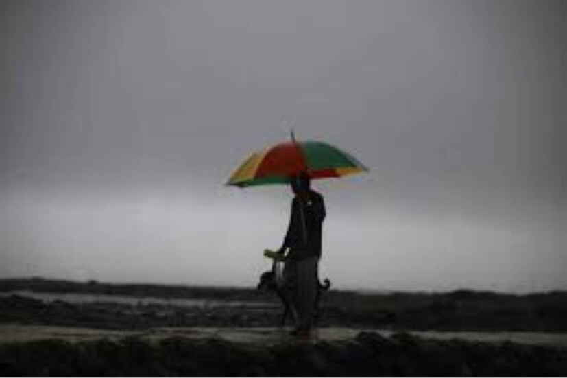 ভয়ঙ্কর তাপপ্রবাহ থেকে কলকাতাবাসীকে স্বস্তি দিয়েছে শুক্রবারের বৃষ্টি৷ শনিবার সকালে বৃষ্টি না হলেও মেঘলা আকাশে তাপমাত্রা বেশি অনুভূত হয়নি৷ কমেছে আর্দ্রতাজনিত ঘামের সমস্যাও৷