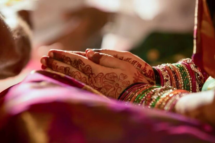 স্বামী স্ত্রী দু’জনের মধ্যেই যোগাযোগ সহজ ও স্বচ্ছ হওয়া প্রয়োজন৷ দুজনের মধ্যে কথাবার্তা হওয়ার জায়গাটা থাকতে হবে৷ এবং কথা মানে শুধুই নিজেরটা বলে যাওয়া নয়৷ অন্যেরটা শোনাও৷ স্পষ্ট সংলাপে দূর হয় সমস্যা৷ কেটে যায় জটিলতা৷ মনের ভাব ও আবেগ আদানপ্রদানেও বাধা থাকে না৷