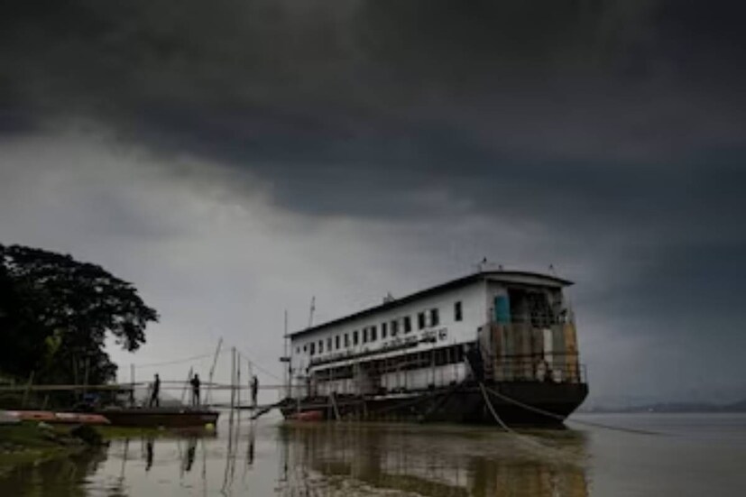 কেরলেও নির্ধারিত দিনের পর দেরিতে ঢুকেছিল বর্ষা। বজ্রবিদ্যুৎ-সহ বিক্ষিপ্তভাবে বৃষ্টির সম্ভাবনা উত্তরবঙ্গের সব জেলাতে ১৬ই জুন পর্যন্ত। মঙ্গলবার থেকে বৃষ্টি বাড়বে উত্তরবঙ্গে। আগামী শুক্রবার পর্যন্ত কোথাও হালকা মাঝারি বৃষ্টি কোথাও ভারী বৃষ্টি কোথাও বা অতি ভারী বৃষ্টির সতর্কতা রয়েছে।