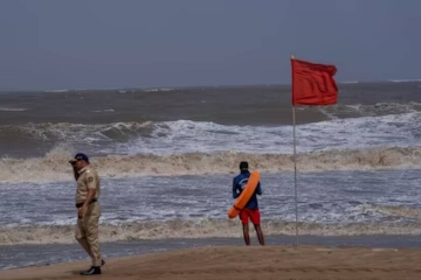 গুজরাতের সৌরাষ্ট্র ও কচ্ছ উপকূলে সামুদ্রিক ঢেউয়ের উচ্চতা ৬ মিটার পর্যন্ত হতে পারে বলে মনে করা হচ্ছে৷ উপকূলীয় অংশ থেকে নিরাপদে সরিয়ে নিয়ে যাওয়া হচ্ছে বাসিন্দাদের৷ 