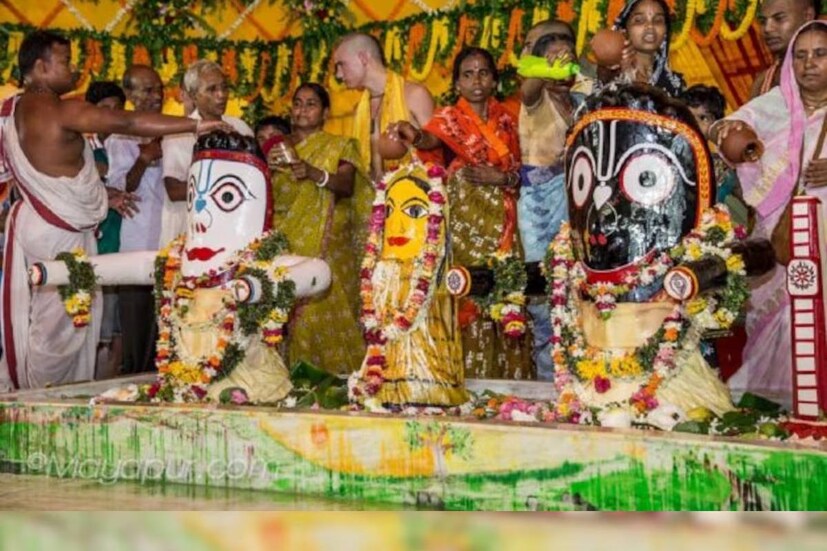 স্নানপর্বের পরে এক পক্ষকাল পুণ্যার্থীদের দর্শনের অন্তরালে চলে যান তিন বিগ্রহ। এই সময় তাঁদের দর্শন পান না ভক্তরা। এই সময়পর্বকে বলা হয় অনসর। প্রচলিত বিশ্বাস, এ সময় তিন বিগ্রহের জ্বর হয়। তাই অন্তরালে রাজবৈদ্য আয়ুর্বেদিক মতে তাঁদের শুশ্রূষা করেন।