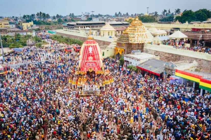 প্রাচীন বিশ্বাস বলে, রথের রশি ছোঁয়ার মতো বড় পুণ্য বিরল। রথের রশি ছুঁয়ে রথ টানা শুধু নয়, বেশির ভাগ মানুষ বর্ণাঢ্য রথযাত্রার শেষে রথের রশি যতটুকু পারেন ছিঁড়েও নেন। 