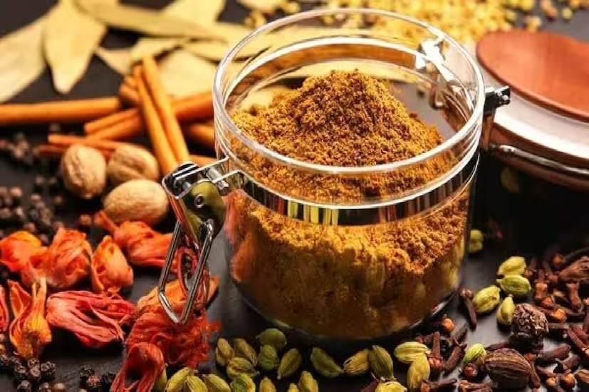 ভেষজ উপায়ে ব্লাড সুগার নিয়ন্ত্রণ: ডায়াবেটিস এমন একটি রোগ, যাতে কম ইনসুলিন উৎপন্ন হয়। খাওয়ার পরে রক্তে শর্করার মাত্রা বৃদ্ধি পায়৷ কিন্তু, ডায়াবেটিসে আক্রান্ত ব্যক্তিদের শরীরে ইনসুলিন কম তৈরি হওয়ায় রক্তে শর্করার পরিমাণ নিয়ন্ত্রণ হয় না। অর্থাৎ, রক্তে গ্লুকোজের পরিমাণ বেড়ে যায়। একেই ব্লাড সুগার বলে। ডায়াবেটিসে আক্রান্ত ব্যক্তিদের খাবার দাবারের বিষয়ে অত্যন্ত সতর্ক থাকতে হয়৷ নিয়মিত হাঁটাহাঁটি করতে হয়৷ শর্করা নিয়ন্ত্রণে আপনার রান্নাঘরে থাকা এই কটা জিনিসও অত্যন্ত কার্যকর হয়৷ সেগুলি কী কী, দেখে নিন৷ 