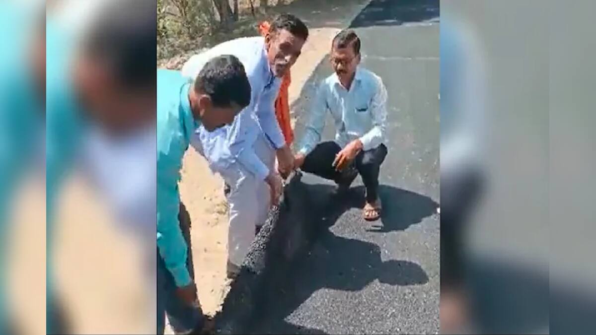এ কেমন কাজ? হাতের সামান্য আঁচড়েই উঠে যাচ্ছে নতুন তৈরি পিচ রাস্তা! ভাইরাল ভিডিও