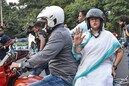 হঠাৎ করেই মোটরবাইকে উঠে পড়লেন মমতা, মাথায় সাদা হেলমেট, ভিডিও ভাইরাল