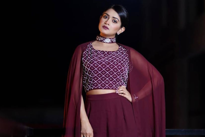 যাঁদের ঘিরে এই বিতর্ক, তাঁদের মধ্যে অন্যতম বাংলাদেশের জনপ্রিয় অভিনেত্রী তানজিন তিশা।রাজের প্রোফাইল থেকে তাঁরও একটি ভিডিও পোস্ট করা হয়। সেখানে লিফটের মধ্যে কোনও এক ব্যক্তির সঙ্গে কথাবার্তা বলতে শোনা যায় তাঁকে। তিশা কার সঙ্গে কথা বলছিলেন, তা যদিও সামনে আসেনি। তবে অনেকেই দাবি করেন, সেই সময় নাকি মত্ত অবস্থায় ছিলেন তিশা। ভিডিওয় অভিনেত্রীর 'অসংলগ্ন' কথাবাার্তাই নাকি তার প্রমাণ।