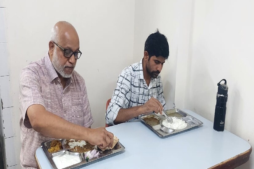 ডাইনিং হলেও ৩টে ডাইনিং টেবিল আর কটা চেয়ার৷ সেখানে বসেই নিজের নিজের খাবার খান, প্রবীণ নেতা থেকে পদাতিক কমরেডরা৷