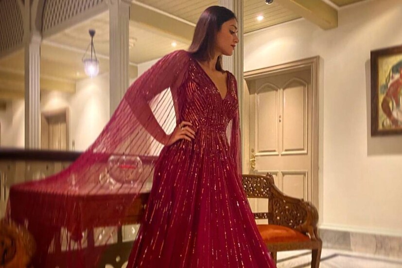 তবে অনেকেই মনে করছেন, ইলিয়ানার সঙ্গীটিই তাঁর সন্তানের বাবা। ছবিতে আবার দু'জনের অনামিকাতেই আংটি দেখা গিয়েছে। তাই তাঁদের বিয়ে বা বাগদানের সম্ভাবনাকেও একেবারে উড়িয়ে দিচ্ছেন না অনুরাগীরা।