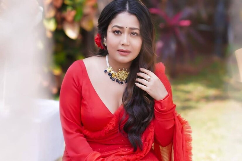 নেহা যদিও দমে যাননি। গায়কির জোরে বলিউডে জায়গা করে নিয়েছেন তিনি। একাধিক হিট গান আছে গায়িকার ঝুলিতে। গানের পাশাপাশি নিজের সাজপোশাকের জন্যও চর্চায় থাকতেন নেহা। জনপ্রিয়তা পেয়ে নিজেকে বদলে ফেলেছিলেন তিনি। ঝরিয়ে ছিলেন ওজনও।