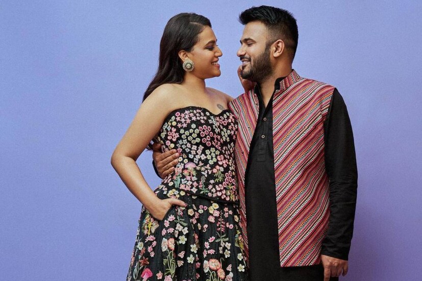 শুভেচ্ছাবার্তার পাশাপাশি ধেয়ে এসেছে কটাক্ষও। বিয়ের খুব সময়ের মধ্যেই স্বরার অন্তঃসত্ত্বা হয়ে পড়া নিয়ে চলছে ট্রোল। কেউ কেউ আবার প্রশ্ন করছেন, বিয়ের আগেই কি তবে অন্তঃসত্ত্বা হয়ে পড়েন স্বরা।