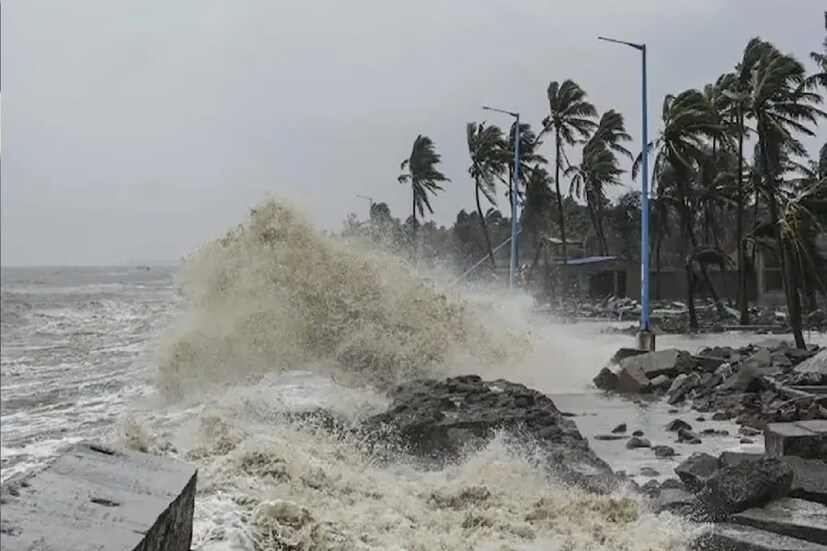 ভারতবর্ষের আরও এক উপকূল শহর মুম্বই থেকে এটি ১ হাজার কুড়ি কিলোমিটার দক্ষিণ পশ্চিমে অবস্থান করছে। গুজরাটের বন্দর শহর পোরবন্দর থেকে এটি ১ হাজার ৯০ কিলোমিটার দক্ষিণ ও দক্ষিণ-পশ্চিমে অবস্থান করছে। আর পাকিস্তানের বন্দর শহর করাচি থেকে একটি ১ হাজার ৮০ কিলোমিটার দক্ষিণে অবস্থান করছে।