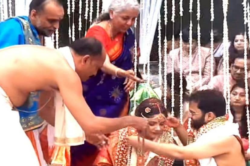  দক্ষিণী মতে ব্রাহ্মণ রীতি মেনে মেয়ে প্রকালা ও প্রতীকের বিয়ে দিলেন নির্মলা৷ কনের পরনে ছিল গোলাপি রঙের শাড়ি৷ সঙ্গে ম্যাচিংসবুজ রঙের সিল্কের ব্লাউজ৷ কনের সাজসজ্জাও ছিল একেবারেই সাবেকি৷ বর প্রতীকের পরনে ছিল সাদা পঞ্চ এবং শাল৷