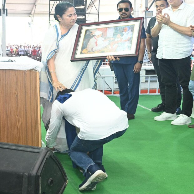 কাকদ্বীপ: একদিকে বসে রয়েছেন মমতা৷ মাথায় জড়ানো সাদা ব্যান্ডেজ৷ উল্টোদিকে, মমতা বন্দ্যোপাধ্যায়র মায়ের কোলে বসে রয়েছে একটা ছোট্ট ছেলে৷ তার বয়স তখন মাত্র দুই৷ সেই ছোট ছেলেটি কে জানেন?