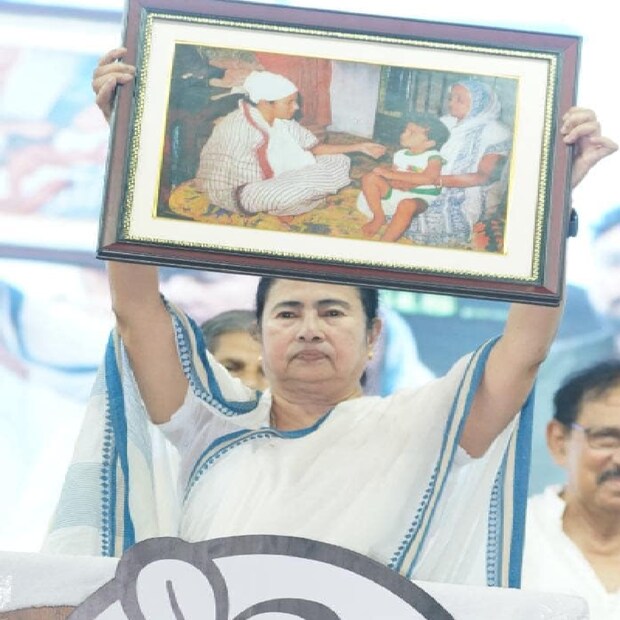 এদিন পুরনো ফ্যামিলি অ্যালবামের একটি ছবি বাঁধিয়ে অভিষেককে উপহার দিয়ে মমতা বলেন, ‘‘আমি এই ছবিটা ওকে প্রেজেন্ট করতে চাই৷ যেটা আগামিদিনে ওর সংরক্ষণের তালিকায় থাকবে৷’’