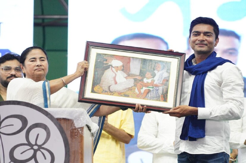 কাকদ্বীপের মঞ্চ থেকে এদিন মমতা বন্দ্যোপাধ্যায় বলেন, ‘‘অনেকে বলে, ওই তো দিদি এসে ভাইপোকে এমপি করে দিয়েছে৷ ওই তো পরিবারতন্ত্র৷ ও রাজনীতি করে দু’বছর বয়স থেকে৷’’