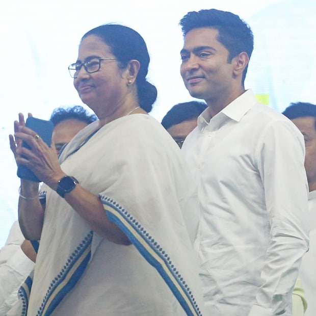 মমতা বন্দ্যোপাধ্যায়ের কাছ থেকে এ হেন উপহার পেয়ে আপ্লুত অভিষেক বন্দ্যোপাধ্যায়ও৷ এটিন তৃণমূলনেত্রীর হাত থেকে উপহার প্রদানের মুহূর্তের কয়েকটি ছবি ট্যুইট করেন অভিষেক৷