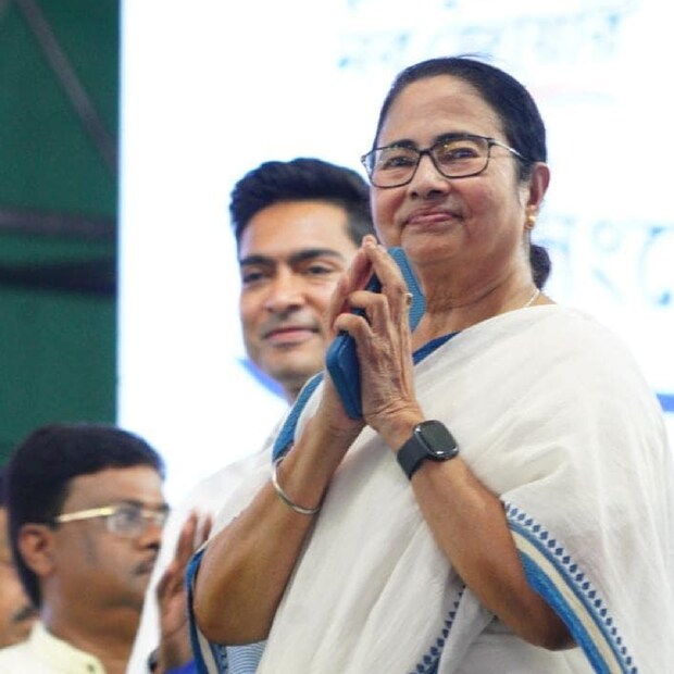 মমতা বলেন, ‘‘একদিকে আমার মায়ের ছবি আছে৷ আর একদিকে আমার ছবি আছে৷ আর একদিকে ওর ছবি আছে৷ তাহলে আপনারা বুঝতে পারবেন, ও আজকে রাজনীতি করছে না, দু বছর বয়স থেকে করে৷’’