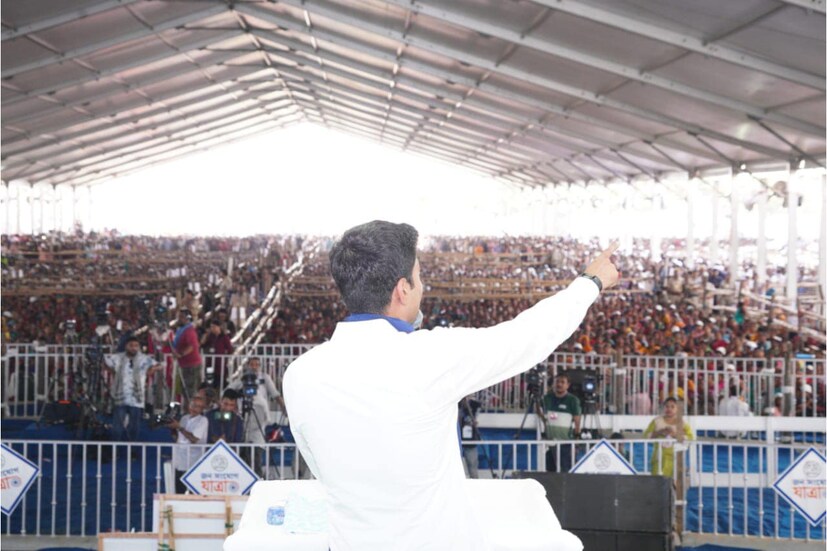 ট্যুইটে অভিষেক লেকেন, ‘‘এর চেয়ে সুন্দর ভাবে বোধহয় জনসংযোগ যাত্রার শেষ করা সম্ভব ছিল না৷ এই মুহূর্তটা আমার সঙ্গে আজীবন থেকে যাবে৷ থ্যাঙ্ক ইউ দিদি৷’’ সঙ্গে ছিল একটি প্রণাম করার ইমোজি৷