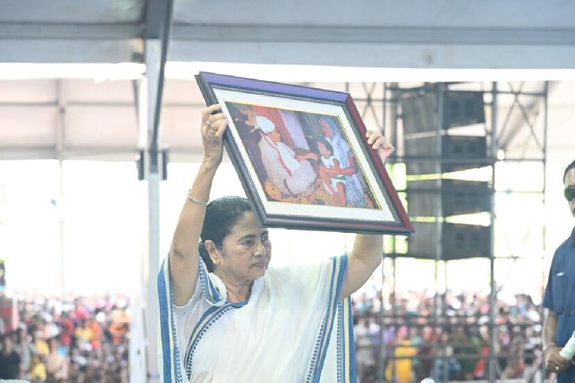 মমতা আরও বলেন, ‘‘১৯৯০ সালে সিপিএম যখন আমায় মেরে চৌচিড় করে দিয়েছিল, সেই সময় আমি যখন হাসপাতাল থেকে বাড়ি এসেছি, অভিষেকের তখন ২ বছর বয়স, ও মা-র কোলে বসে সব ঘটনা শুনছে এবং তার পরের দিন থেকেই ও কী করত জানেন? একটা ঝান্ডা নিয়ে বলত, ‘দিদিকে মারলে কেন সিপিএম জবাব দাও’৷ প্রতিদিন মিছিল করত৷ ওই একটা ঝান্ডা নিয়ে ওইটুকু একটা ছেলে৷’’