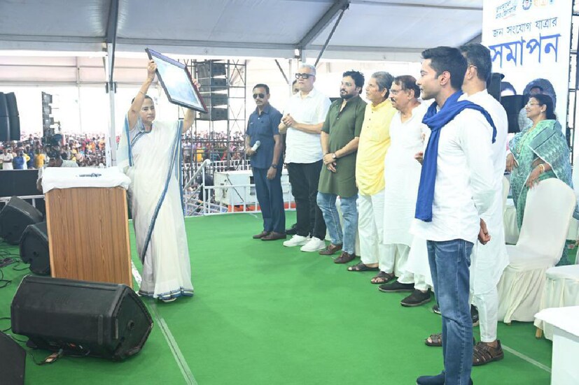 দু’বছরের সেই ছোট্ট ছেলেটি হচ্ছেন অভিষেক বন্দ্যোপাধ্যায়৷ বহু বছরের পুরনো পারিবারিক অ্যালবামের সেই ছবি এদিন বাঁধিয়ে অভিষেক বন্দ্যোপাধ্যায়কে উপহার দিলেন তৃণমূলনেত্রী মমতা বন্দ্যোপাধ্যায়৷