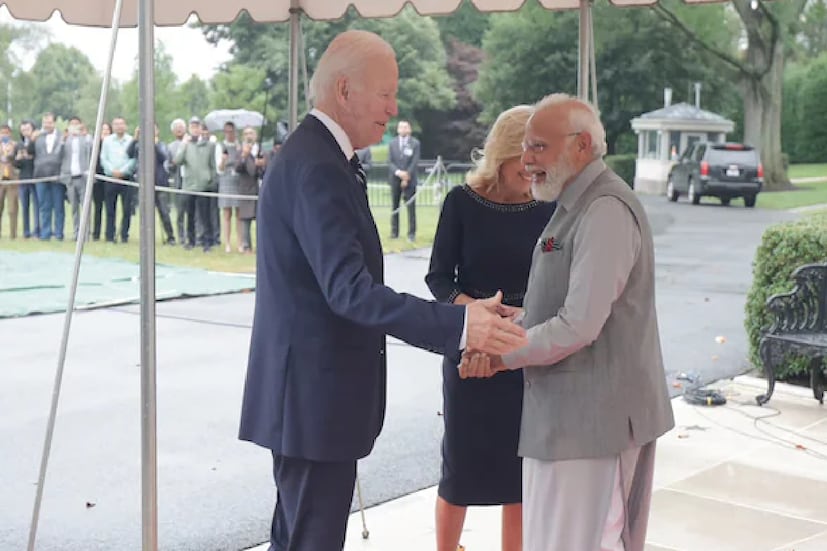 অতিথি মোদিকে নানা উপহার দিয়ে সম্মাননা জানিয়েছেন জো বাইডেন৷ ভারতের প্রধানমন্ত্রীকে ২০ শতকের গোড়ার দিকের একটি মার্কিন সাহিত্যের বইয়ের গ্যালারি উপহার দিয়েছেন তিনি৷