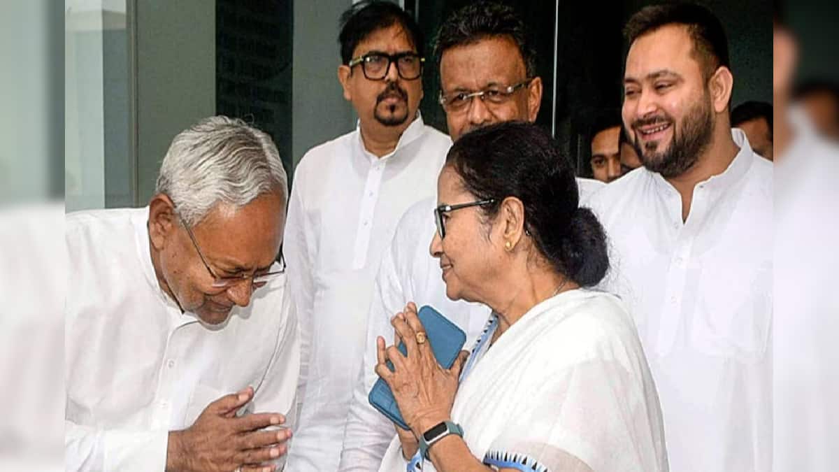 পঞ্চায়েতের মাঝেই লোকসভায় নজর! নীতীশের মেগা বৈঠকে যোগ দিতে পটনায় মমতা-অভিষেক পঞ্চায়েতের মাঝেই লোকসভায় নজর! নীতীশের মেগা বৈঠকে যোগ দিতে পটনায় মমতা-অভিষেক