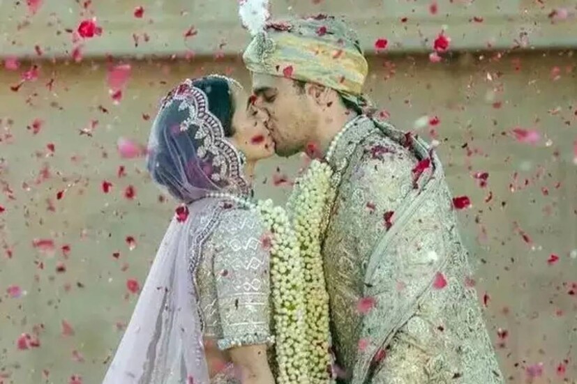 ইতিমধ্যেই কিয়ারার অন্তঃসত্ত্বা হওয়ার গুঞ্জনে তোলপাড় চারদিক। সম্প্রতি ছবির প্রচারের জন্য কার্তিক আরিয়ানের সঙ্গে জয়পুরে উড়ে গিয়েছেন কিয়ারা। সেখানেই তাঁকে দেখে এই জল্পনার সূত্রপাত।