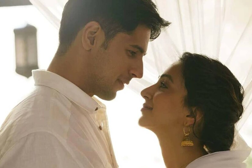 একসঙ্গে কাজ করতে গিয়ে সিদ্ধার্থ-কিয়ারার আলাপ। আলাপ থেকে বন্ধুত্ব। বন্ধুত্ব থেকে প্রেম। চলতি বছরের ফেব্রুয়ারিতে সাতপাক ঘোরেন তাঁরা।  