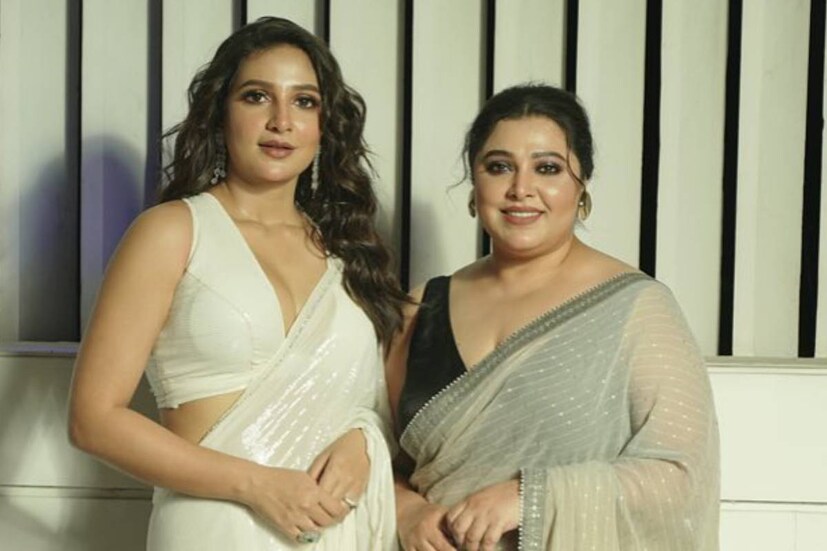 তবে দেবশ্রী নিউজ18 বাংলাকে জানিয়েছেন, তিনি অত্যন্ত আনন্দ পেয়েছেন পরিবারে নতুন সদস্য আসার খবরে। নায়িকাবলেন, ‘‘আমি অনেক দিন ধরেই ওদের প্ল্যান করতে বলেছিলাম। শুভশ্রী নিজেও জানত না প্রথমে।’’ 