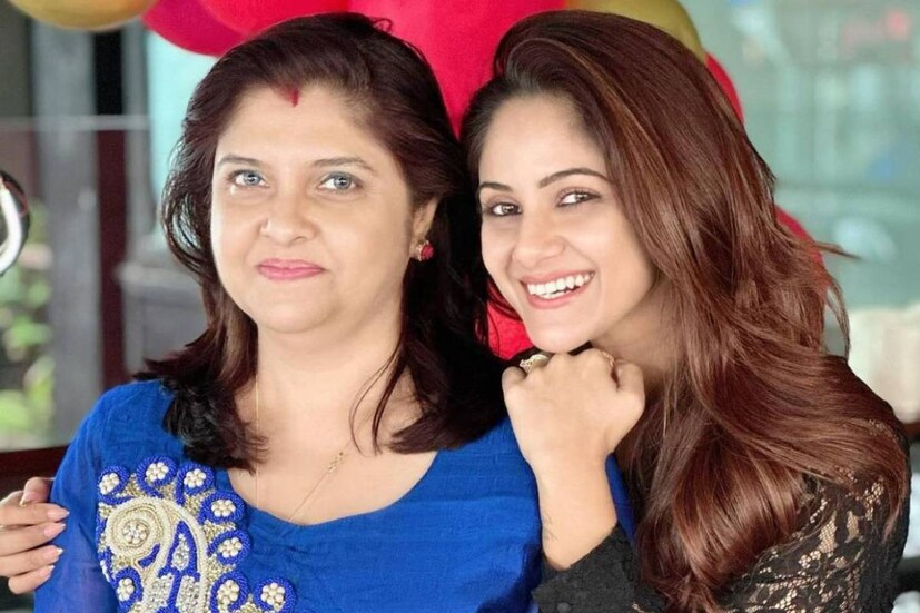 পার্ক স্ট্রীটের এক নামী রেস্তোরাঁয় পেটপুজো সারলেন তৃণা। সঙ্গী তাঁর শাশুড়ি মা রোজি ভট্টাচার্য। তাঁর সঙ্গেই অবসর যাপন ছোটপর্দার গুনগুনের।