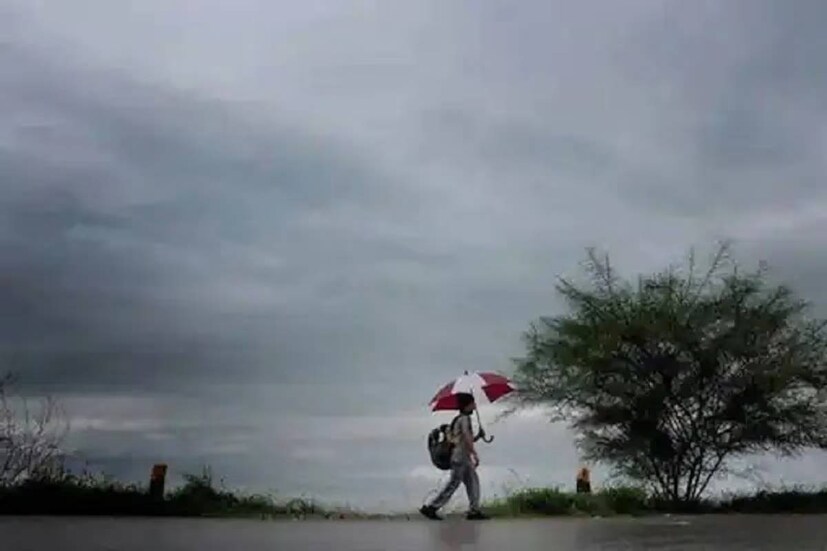 কিন্তু এখনও সম্পূর্ণ নিশ্চিন্ত হওয়ার কোনও লক্ষণ নেই। কারণ ফের ফিরতে পারে অস্বস্তিকর গরম। রাজ্যের পশ্চিমা‍ঞ্চলের জন্য রয়েছে তাপপ্রবাহের আশঙ্কাও।