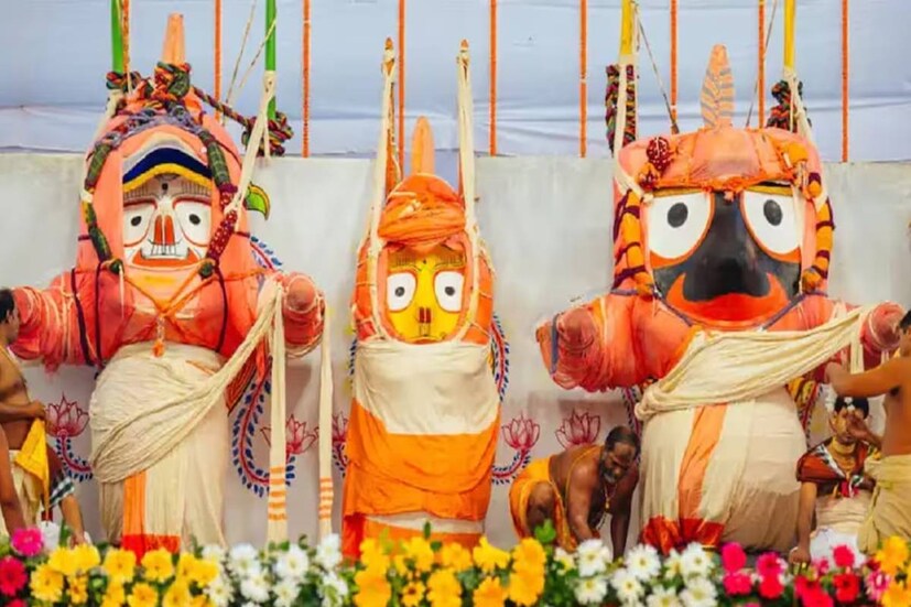ঘিয়ের প্রদীপেও আরতি করুন জগন্নাথ, বলরাম এবং সুভদ্রার। তাঁদের পাদপাদ্ম এবং সুদর্শন চক্রে নিবেদন করুন পুষ্পার্ঘ্য। প্রসাদ হিসেবে রাখুন প্রসাদ ও মিষ্টান্ন। নারকেল রাখবেন ফলপ্রসাদে।