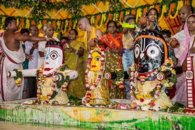এক পক্ষকাল অতিবাহিত হলে তিন বিগ্রহকে দেখতে পান অগণিত ভক্ত। এর পর চলে রথযাত্রার জন্য অপেক্ষা।