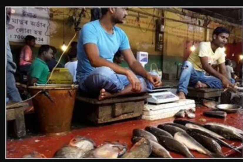 চাহিদা যদি স্বাদে অরুচির কারণে হয়, যোগান কমে যায় জলাশয়ে জল শুকিয়ে আসে বলে৷ অন্যান্য বছরের মতো দহনজ্বালায় স্বাদহীনতা তো এসেইছে৷ জলও কমেছে৷ তার সঙ্গে যোগ হয়েছে চালানি মাছের ক্ষেত্রে যোগাযোগের সমস্যা৷