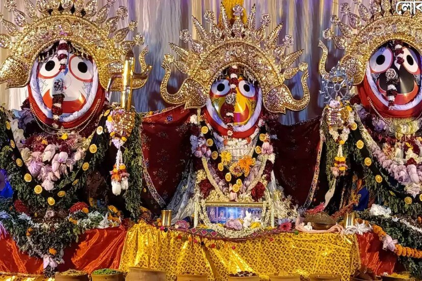 জগন্নাথ, বলরাম, সুভদ্রার সঙ্গে পূজিত হন সুদর্শন চক্রও। রথযাত্রার পুণ্যতিথিতে তাঁদের উপাসনার সময় ধূপকাঠি দিয়ে আরতি করুন। সব সময় বিজোড় সংখ্যক ধূপকাঠি নিন। ৩, ৫ বা ৭ এরকম সংখ্যক ধূপকাঠি নিতে পারেন আরতির জন্য।