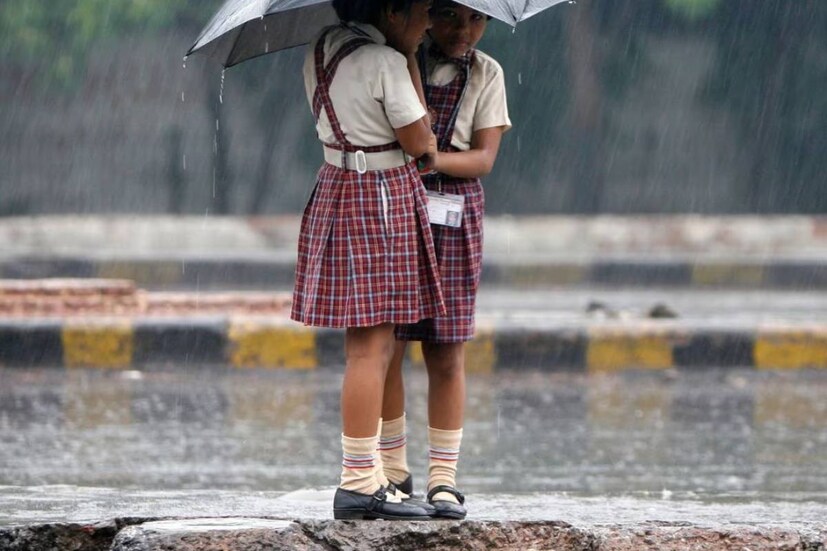 বর্ষাকালে পরার উপযুক্ত জুতো রাখুন বাচ্চার জন্য৷ চামড়ার জুতো খুব দরকার না থাকলে পরাবেন না৷ কারণ চামড়ার জুতো ভিজে গেলে ঠান্ডা লাগার ভয় থাকে৷ তাছাড়া পা পিছলে পড়ে যাওয়ার আশঙ্কাও থাকে৷